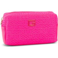 Kosmetyczka GUESS - Caris Accessories PWCARI P0214 FUC. Różowe kosmetyczki męskie Guess, z aplikacjami, z tkaniny. Za 169,00 zł.