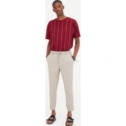 Koszulka z piki w pionowe paski. Białe koszulki męskie Pull&Bear, m, w paski, bez kołnierzyka, z krótkim rękawem, krótkie. Za 41,90 zł.