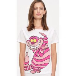 Koszulka z nadrukiem Alice in Wonderland - Biały. Białe koszulki damskie House, s, z nadrukiem, bez kołnierzyka, bez rękawów. Za 49,99 zł.