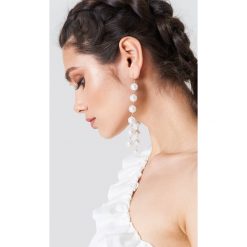 Kolczyki damskie: NA-KD Accessories Wiszące kolczyki z perłami – Gold