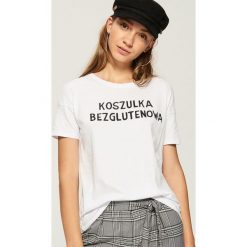 T-shirt z napisem - Biały. Białe t-shirty damskie Sinsay, l, z napisami. Za 19,99 zł.