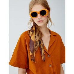 Koszula z kołnierzykiem z klapami i węzłem. Pomarańczowe koszule damskie Pull&Bear, bez wzorów, bez kołnierzyka, z krótkim rękawem. Za 89,90 zł.