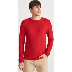 Gładki sweter z wiskozy - Czerwony. Czerwone swetry męskie Reserved, s, bez wzorów, z wiskozy, bez kołnierzyka, bez kaptura. W wyprzedaży za 19,99 zł.