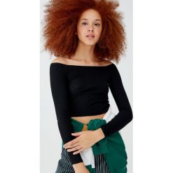 Koszulka basic z odkrytymi ramionami. Niebieskie t-shirty damskie marki Pull&Bear. Za 39,90 zł.