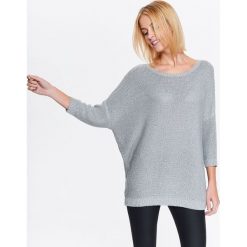 Damski błyszczący sweter o luźnym kroju. Szare swetry damskie Top Secret, na zimę, bez wzorów, eleganckie, bez rękawów, bez kaptura. W wyprzedaży za 49,99 zł.