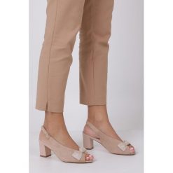 Beżowe sandały z kokardką na słupku peep toe sergio leone sk801. Brązowe sandały damskie Sergio Leone, bez wzorów, ze skóry, z otwartym noskiem, bez obcasa, na słupku, bez zapięcia. Za 139,99 zł.