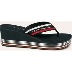 Tommy Hilfiger - Japonki. Niebieskie koturny damskie TOMMY HILFIGER, bez wzorów, ze skóry, bez obcasa, na obcasie. W wyprzedaży za 199,90 zł.
