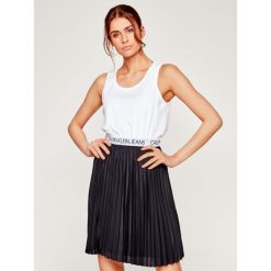 Sukienka codzienna Calvin Klein Jeans J20J213645. Sukienki damskie Calvin Klein Jeans, na co dzień, l, bez wzorów, z elastanu, bez kołnierzyka, bez rękawów, proste. Za 449,00 zł.