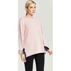 Sweter w kolorze jasnoróżowym. Różowe swetry damskie Zabaione, Hailys, bez wzorów, bez rękawów, bez kaptura. W wyprzedaży za 59,95 zł.