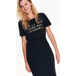 T-SHIRT Z BŁYSZCZĄCYM MOTYWEM. Czarne bluzki damskie na imprezę Top Secret, z nadrukiem, z dzianiny, z klasycznym kołnierzykiem. W wyprzedaży za 29,99 zł.