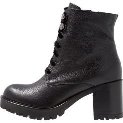 Tosca Blu NUUK Botki na platformie nero. Czarne botki damskie marki Tosca Blu, ze skóry, bez obcasa, na platformie, na sznurówki. Za 819,00 zł.