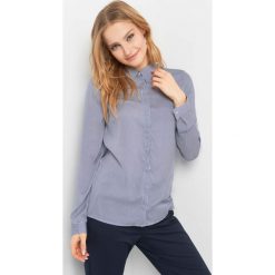 Koszula w prążki. Niebieskie bluzki damskie Orsay, z aplikacjami, z poliesteru, eleganckie, z klasycznym kołnierzykiem, bez rękawów. W wyprzedaży za 70,00 zł.