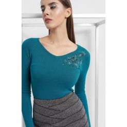 Sweter z aplikacją z koralików. Brązowe swetry klasyczne damskie marki Orsay, s, z dzianiny. Za 99,99 zł.