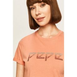 Pepe Jeans - T-shirt Maggie. Różowe bluzki damskie Pepe Jeans, xs, z aplikacjami, z bawełny, casualowe, z okrągłym kołnierzem, z krótkim rękawem. Za 139,90 zł.
