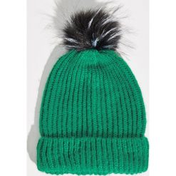 Czapka z puszystym pomponem - Zielony. Zielone czapki zimowe damskie Sinsay. Za 19,99 zł.
