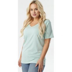 Miętowy T-shirt Genilin. Zielone bluzki damskie Born2be, xl, bez wzorów, z dzianiny, klasyczne, z klasycznym kołnierzykiem, z krótkim rękawem. Za 29,99 zł.