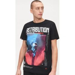 Koszulka z nadrukiem retribution - Czarny. Czarne koszulki męskie Cropp, s, z nadrukiem, bez kołnierzyka, bez rękawów. Za 39,99 zł.