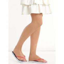 Biało-Koralowe Japonki Nykiel. Białe crocsy damskie marki Born2be, w kolorowe wzory, na płaskiej podeszwie. Za 9,99 zł.