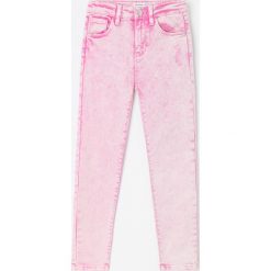 Marmurkowe jeansy slim fit - Różowy. Różowe jeansy damskie Reserved. W wyprzedaży za 29,99 zł.