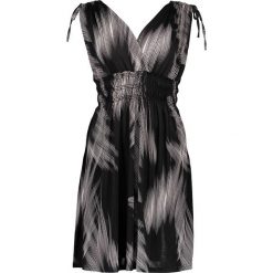 Sukienka w kolorze czarnym. Czarne sukienki damskie SUNSHINE, na co dzień, bez wzorów, bez kołnierzyka, bez rękawów, mini, proste. W wyprzedaży za 65,95 zł.
