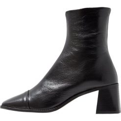 Topshop MURIEL Botki black. Czarne botki damskie marki Topshop, ze skóry, klasyczne, bez obcasa, bez zapięcia. Za 459,00 zł.