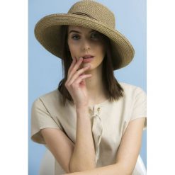 Kapelusz z wiązanym rzemykiem II. Szare kapelusze damskie marki Monnari, na lato. Za 34,95 zł.