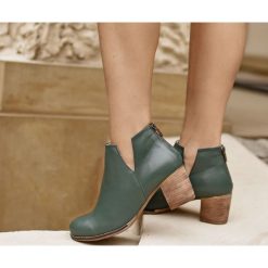 Wycięte botki na słupku - skóra naturalna - model 501 - kolor zielony. Zielone botki damskie Zapato, na lato, z jeansu, klasyczne, przed kostkę, bez obcasa, na obcasie, bez zapięcia. Za 399,00 zł.