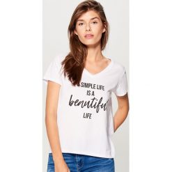 Bawełniana koszulka z napisem - Biały. Białe t-shirty damskie Mohito, l, z napisami, z bawełny. Za 19,99 zł.