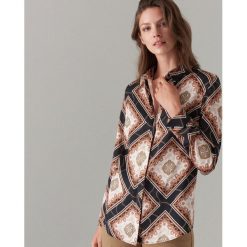 Koszula z motywem chain print - Czarny. Czarne koszule damskie Mohito, bez wzorów, bez kołnierzyka, bez rękawów. W wyprzedaży za 39,99 zł.