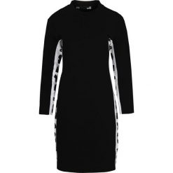 Sukienka Love Moschino. Czarne kombinezony damskie s, bez wzorów, z dresówki, z włoskim kołnierzykiem, bez rękawów. Za 999,00 zł.