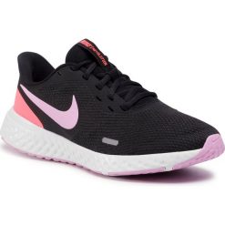 Buty NIKE - Revolution 5 BQ3207 008 Black/Beyond Pink. Czarne buty sportowe damskie Nike, bez wzorów, z tworzywa sztucznego, sportowe, do biegania, nike revolution. Za 229,00 zł.