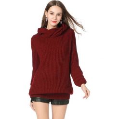Sweter w kolorze bordowym. Czerwone swetry damskie Swetry na chłodne dni, bez wzorów, ze splotem, bez rękawów, bez kaptura. W wyprzedaży za 119,95 zł.