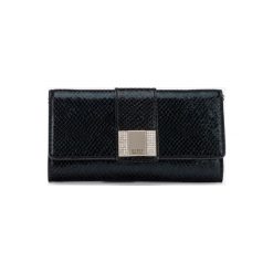 Guess Night Twist Kopertówka Czarny. Czarne kopertówki damskie Guess, w paski, z poliesteru, bez dodatków. Za 395,95 zł.