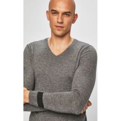 Guess Jeans - Sweter. Szare swetry męskie Guess Jeans, m, z aplikacjami, z poliesteru, bez kołnierzyka, bez kaptura. W wyprzedaży za 219,90 zł.
