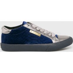Guess Jeans - Tenisówki dziecięce. Niebieskie trampki dziewczęce Guess Jeans, z aplikacjami, z jeansu, na sznurówki. W wyprzedaży za 199,90 zł.