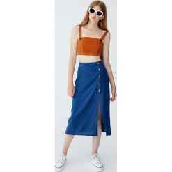 Spódnica midi z guzikami z boku. Niebieskie spódniczki marki Pull&Bear, midi. Za 69,90 zł.