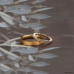 Dla Niego matowa, dla Niej z czarnymi diamentami. Czarne obrączki męskie marki Pakamera, z diamentem, złote. Za 4405,00 zł.
