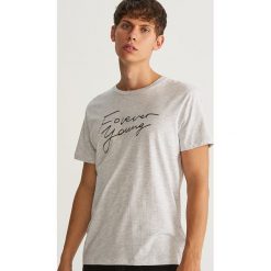 T-shirty męskie: T-shirt z nadrukiem forever young - Kremowy