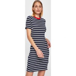 Tommy Jeans - Sukienka. Niebieskie sukienki damskie Tommy Jeans, na co dzień, s, bez wzorów, z elastanu, casualowe, z okrągłym kołnierzem, z krótkim rękawem, krótkie, mini, proste. W wyprzedaży za 299,90 zł.