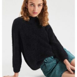 Puszysty sweter - Czarny. Czarne swetry damskie Cropp, s, bez wzorów, bez rękawów, bez kaptura. Za 89,99 zł.