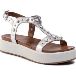 Sandały INUOVO - 8737 Silver. Szare klapki damskie Inuovo, z aplikacjami, ze skóry, bez obcasa. W wyprzedaży za 239,00 zł.