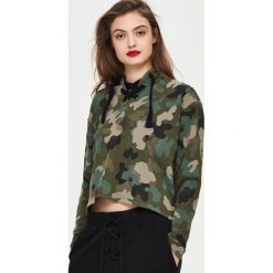 Bluzy damskie: Krótka bluza camo - Wielobarwn