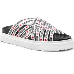 Klapki LOVE MOSCHINO - JA28194G07JV110B Nastro Bianco. Białe klapki damskie Love Moschino, bez wzorów, ze skóry ekologicznej, bez obcasa. W wyprzedaży za 389,00 zł.