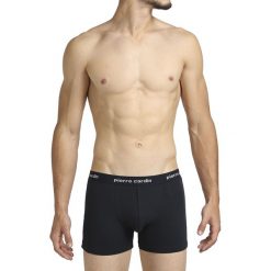 Bokserki w kolorze granatowym. Niebieskie bokserki męskie Pierre Cardin, z nadrukiem. W wyprzedaży za 34,95 zł.