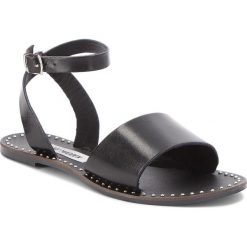 Sandały STEVE MADDEN - Danny Sandal 91000922-10001-01001 Black. Czarne klapki damskie marki Steve Madden, bez wzorów, ze skóry, bez obcasa, na obcasie. W wyprzedaży za 239,00 zł.