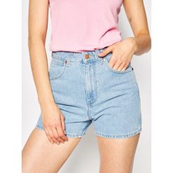 Szorty jeansowe Wrangler Mom W22DWP76Q. Niebieskie szorty damskie Wrangler, xs, bez wzorów, z bawełny. Za 199,00 zł.