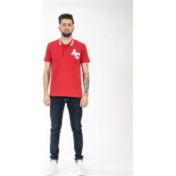 Koszulka polo w kolorze czerwonym. Czerwone koszulki męskie American College, s, z aplikacjami, z bawełny, polo, bez rękawów. W wyprzedaży za 72,95 zł.