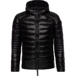 Kurtka puchowa Guess M93L24 WBSA0. Czarne kurtki męskie Guess, m, z aplikacjami, z puchu, bez kaptura. W wyprzedaży za 579,00 zł.