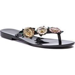 Japonki MELISSA - Harmonic Garden Chrome 32611 Black/Green/Gold 53466. Czarne klapki damskie Melissa, z aplikacjami, z tworzywa sztucznego, bez obcasa, na obcasie. W wyprzedaży za 189,00 zł.