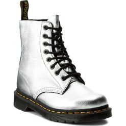 Buty zimowe damskie: Glany DR. MARTENS – Pascal Met 22502040 Silver